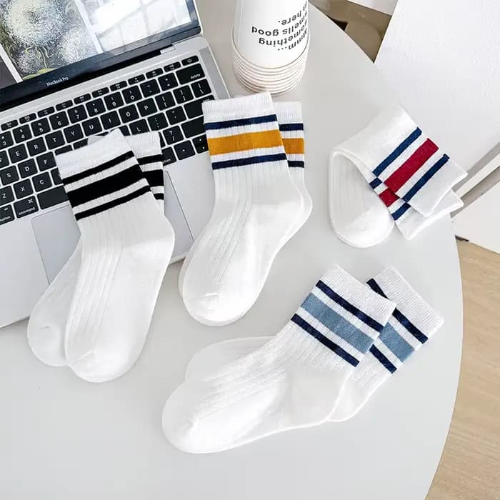 Quatre paires de chaussettes pour enfants pour le printemps et l'automne