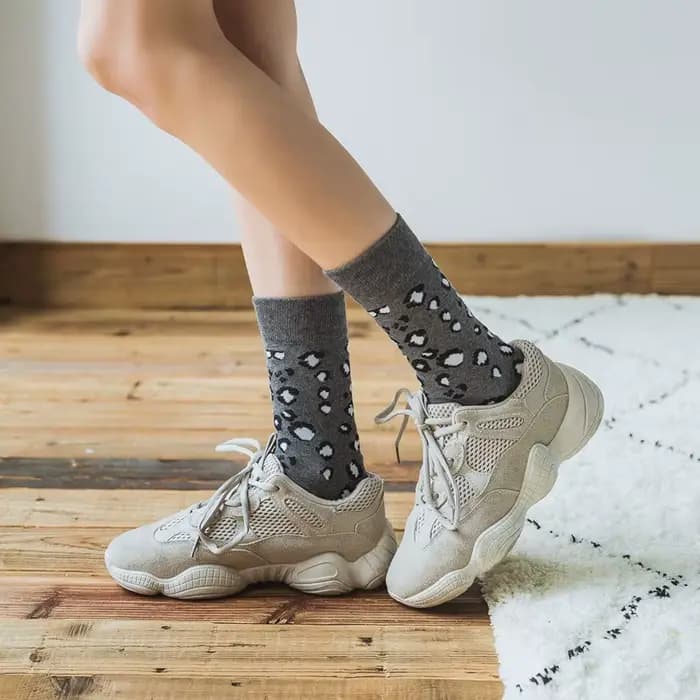 Chaussettes pour femmes, motif léopard, confortables, respirantes, en coton doux, polyvalentes, personnalisées, tube moyen, pour filles