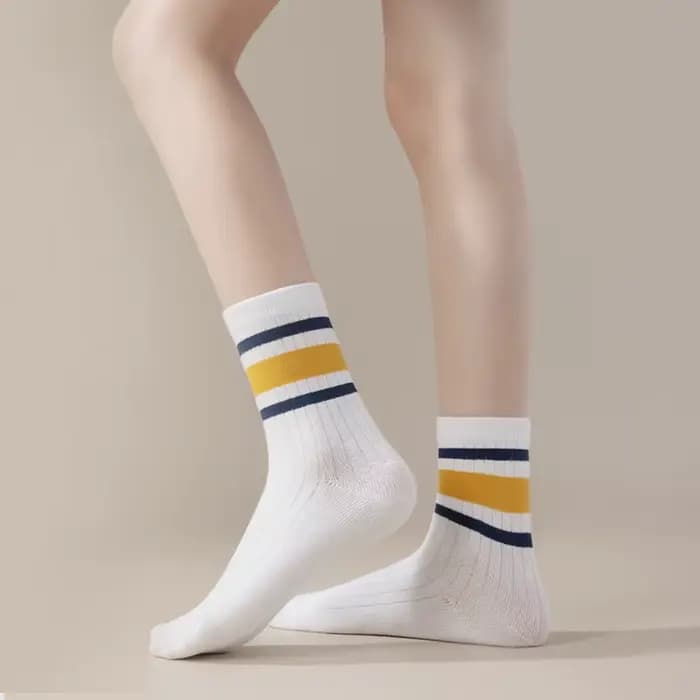 Quatre paires de chaussettes pour enfants pour le printemps et l'automne