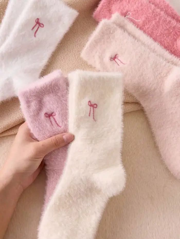Chaussettes en peluche avec nœud papillon pour femme
