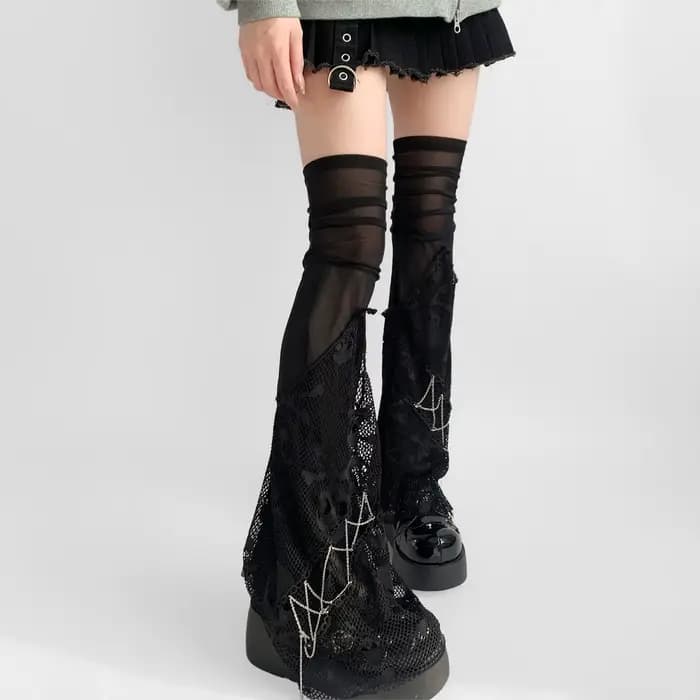 Bas gothique en dentelle avec chaîne noire