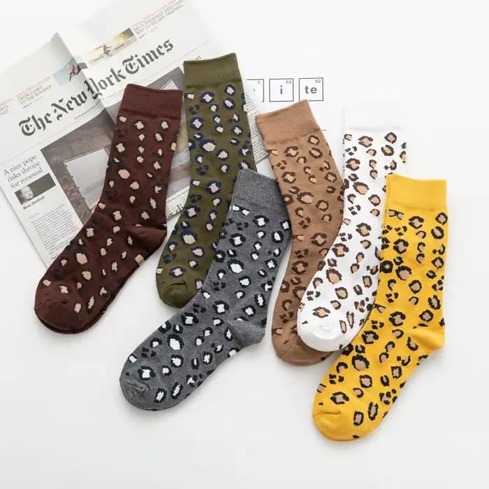 Chaussettes pour femmes, motif léopard, confortables, respirantes, en coton doux, polyvalentes, personnalisées, tube moyen, pour filles