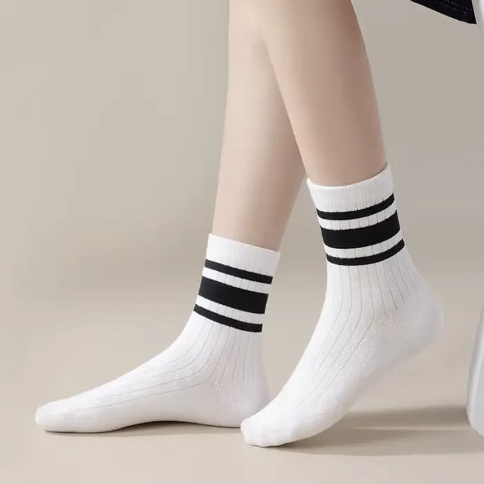 Quatre paires de chaussettes pour enfants pour le printemps et l'automne