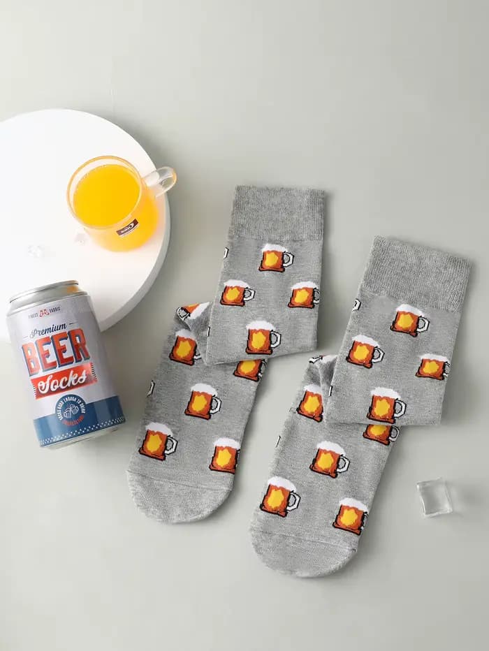 Une paire de chaussettes à motifs personnalisés de bière uniques pour hommes et femmes pour la réveillon d'Halloween