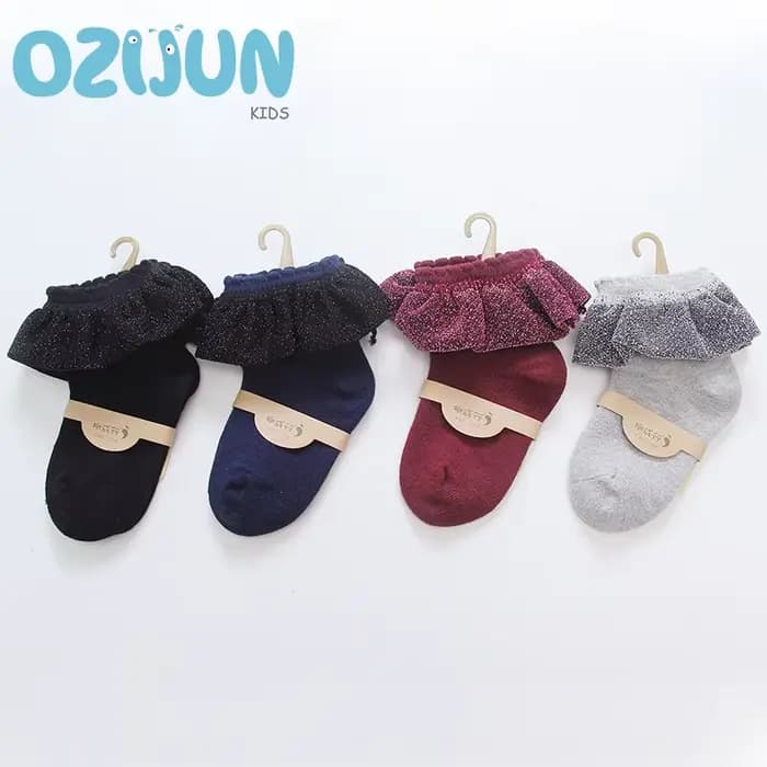 Une paire de chaussettes à volants en dentelle pour filles