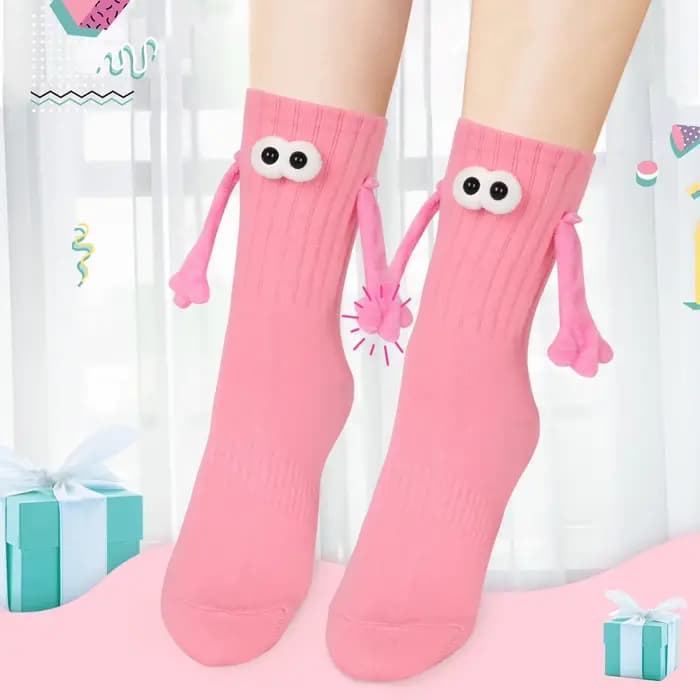 Chaussettes magnétiques tenant la main