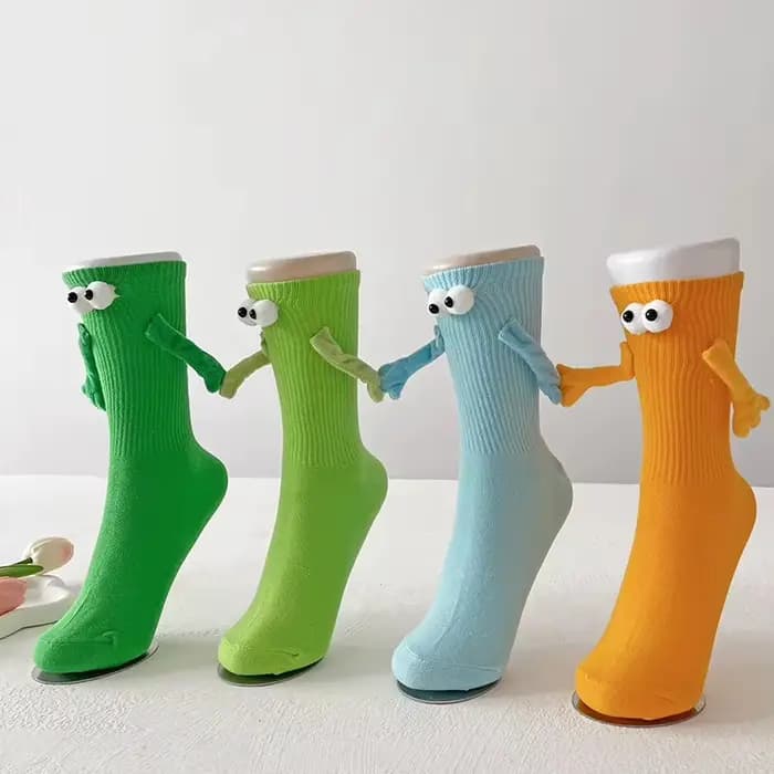 Chaussettes magnétiques tenant la main