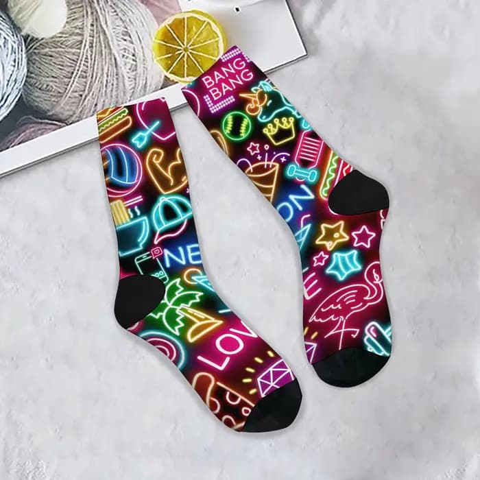 Chaussettes tendance Cyberpunk Neon Trend Crew Détail d'élément néon avec des chaussettes Cyber unis