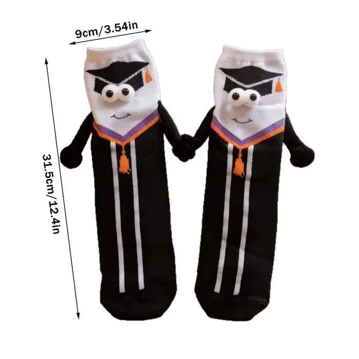 Une paire de chaussettes d'extérieur unisexes avec imprimé saison de remise des diplômes, lavables e