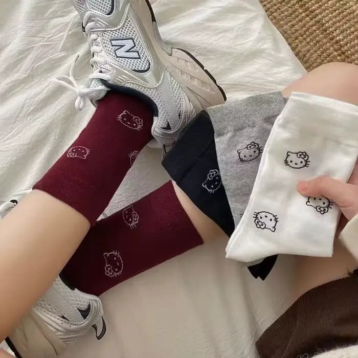 4 paires de chaussettes mi-hautes pour femmes, motif de dessin animé Sanrio Hello Kitty imprimé, polyvalentes, douces, décontractées, respirantes, couleur unie