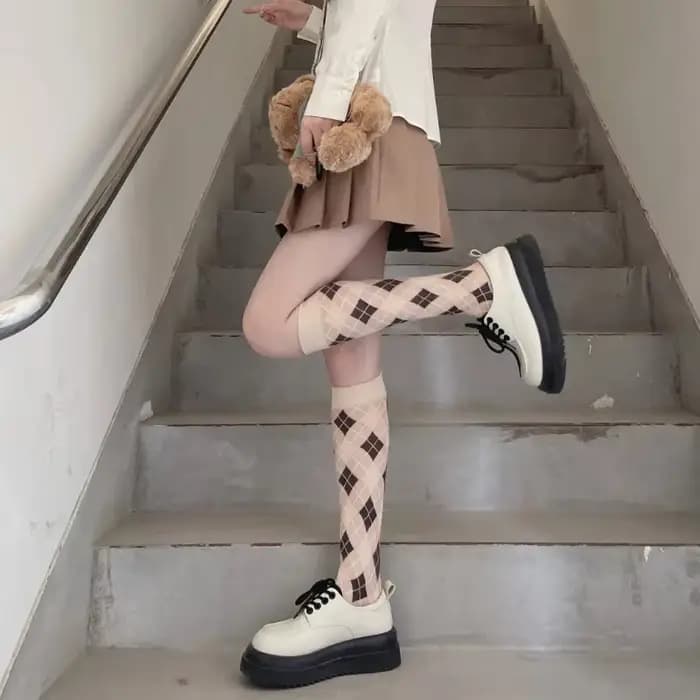 Chaussettes longues noires à carreaux pour femmes