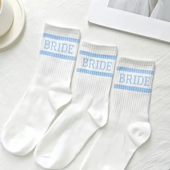 1 paire de chaussettes blanches de mariée, chaussettes décoratives sur le thème du mariage, cadeaux de mariage créatifs, accessoires de photographie de mariage, fête prénuptiale Favo