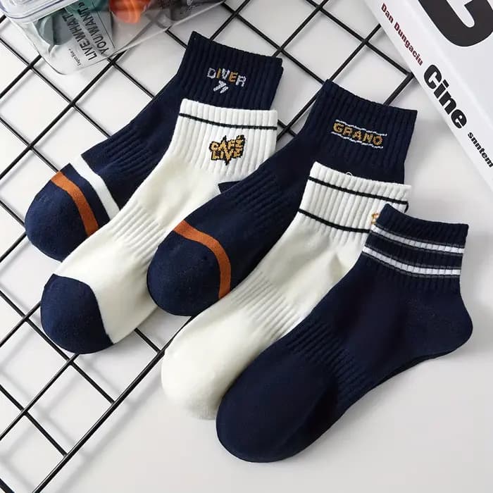 Chaussettes fines de couleur claire pour hommes