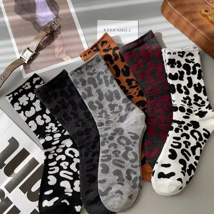 1 paire de chaussettes colorées à imprimé léopard
