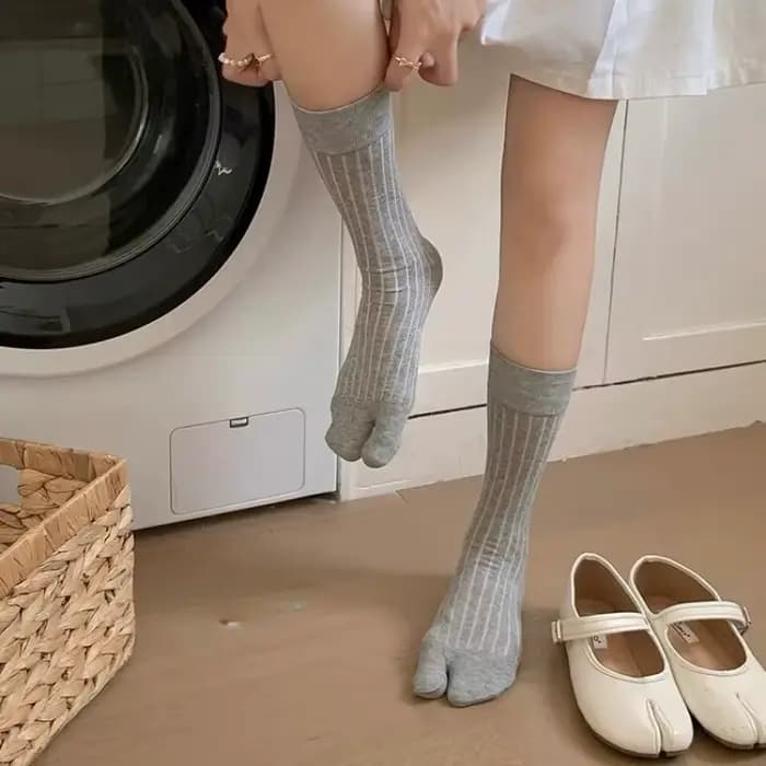 2/4 paires de chaussettes Tabi pour femme, en coton, couleur unie, à bout fendu, simples et confortables, mi-tube, style kimono japonais, chaussettes à deux orteils