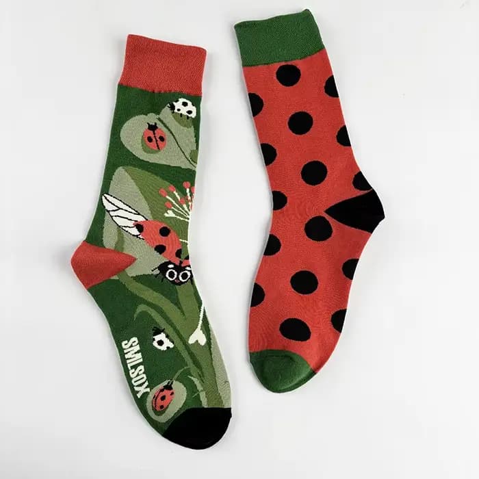1 paire de chaussettes asymétriques mi-mollet coccinelle jardin-chaussettes de couleur contrastée imprimées d'insectes mignonnes