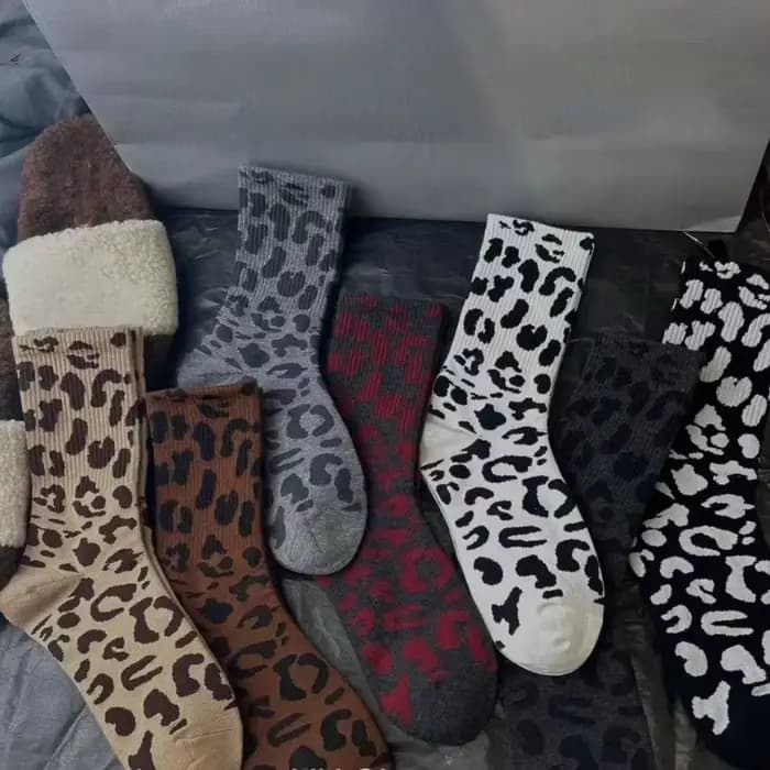 Chaussettes pour femmes Encore rouge mode personnalité rétro imprimé léopard automne hiver haute élastique longue taille Pile femme vêtements de rue