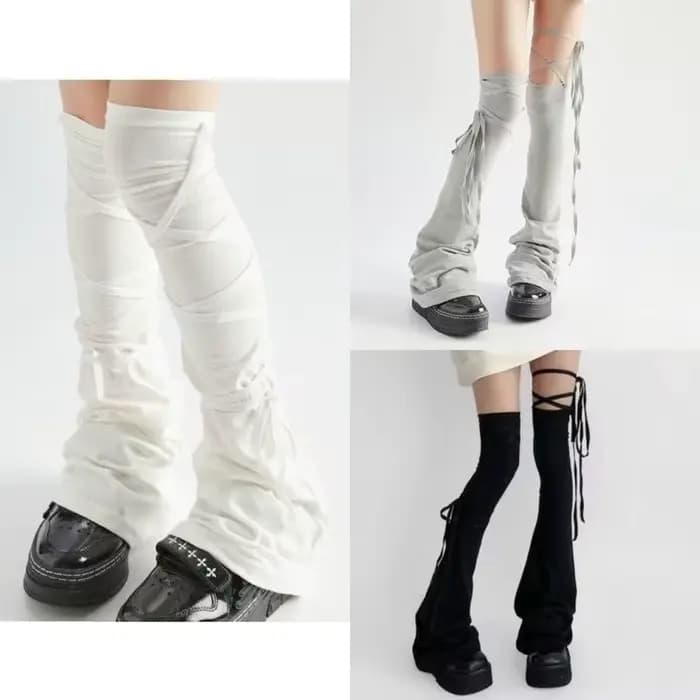 Chaussettes hautes unies noires et blanches style gothique Lolita, avec revers en forme de corne