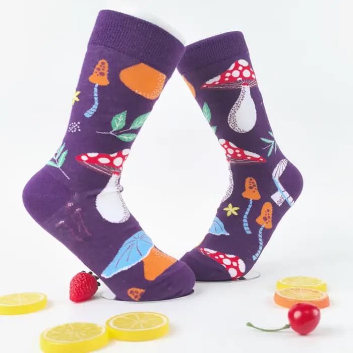 1 paire de chaussettes mi-mollet unisexes à motif de champignon coloré