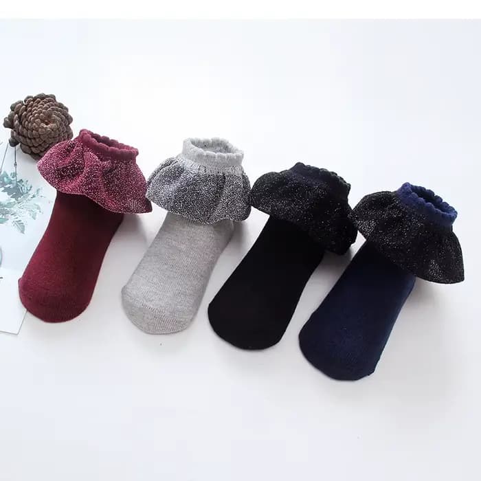 Une paire de chaussettes à volants en dentelle pour filles