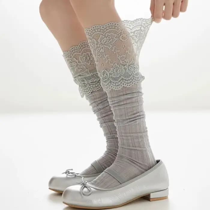 Nouvelles chaussettes longues en dentelle gris-blanc pour femme