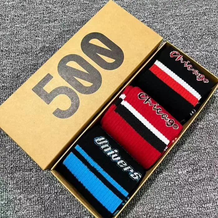 3 paires de chaussettes pour hommes dans un coffret cadeau, à rayures contrastées, parfaitement adaptées aux tenues de sport décontractées et aux tenues de couple tendance.