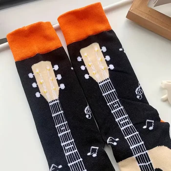1 paire de chaussettes à motifs de guitare pour hommes