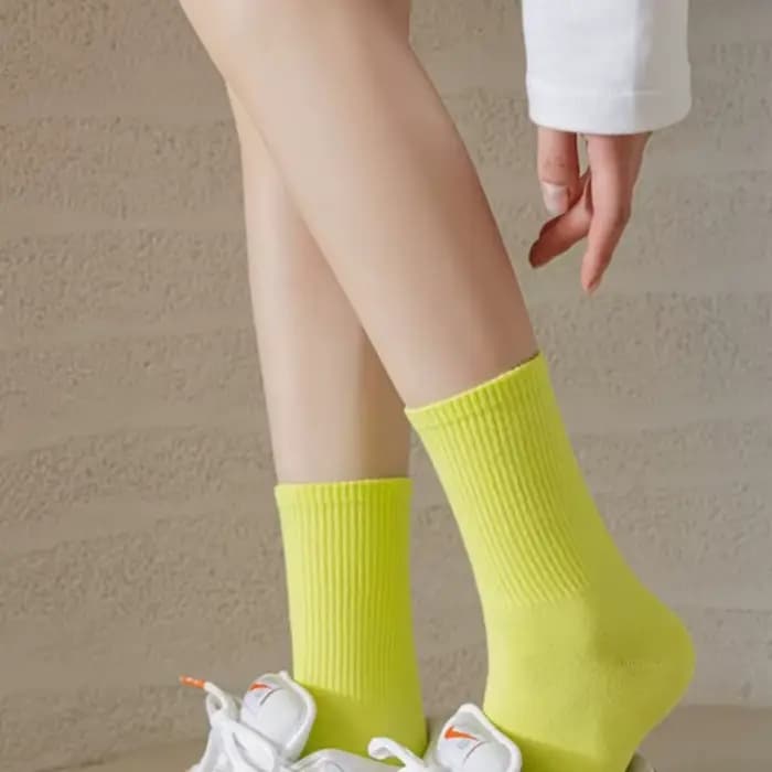Chaussettes colorées pour femmes, tendance sportive, style dopamine, respirantes, en coton, simples, mignonnes, polyvalentes, couleur unie