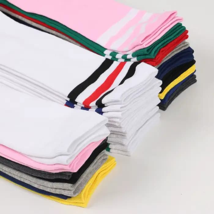 Chaussettes longues à rayures noires et blanches pour femmes