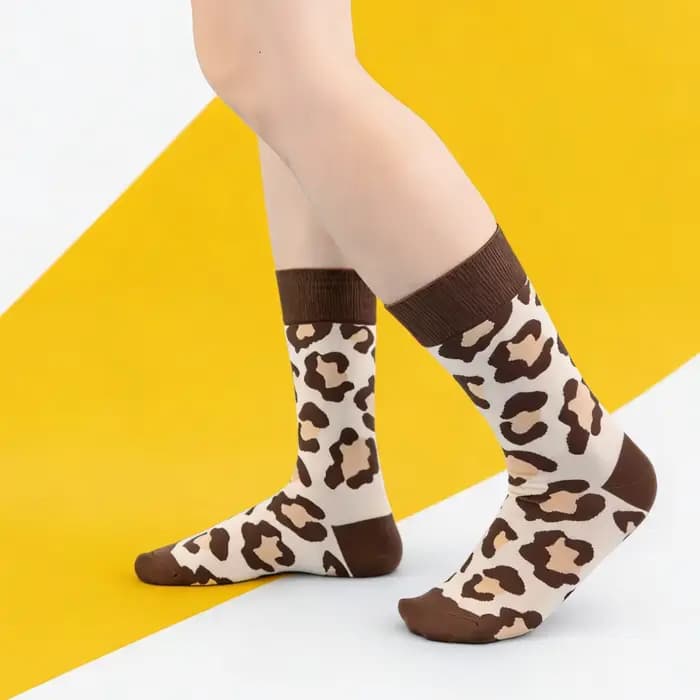 1 paire de chaussettes mi-mollet avec motif léopard rétro