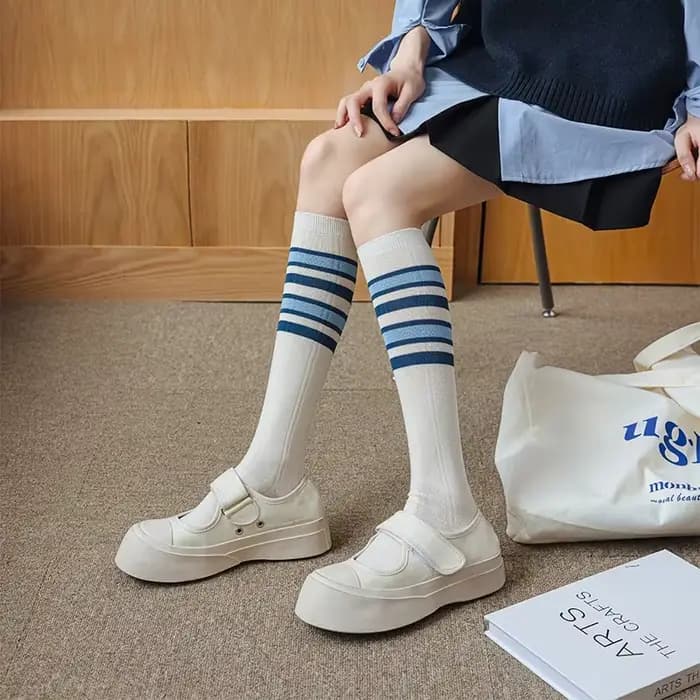 Bas japonais épais et chauds pour femmes, chaussettes courtes décontractées en coton, chaussettes à rayures multicolores, chaussettes hautes pour femmes, hiver, nouveau
