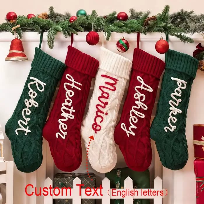 Un bas de Noël vintage personnalisé avec nom brodé et lettres personnalisables, parfait comme cadeau de Noël familial