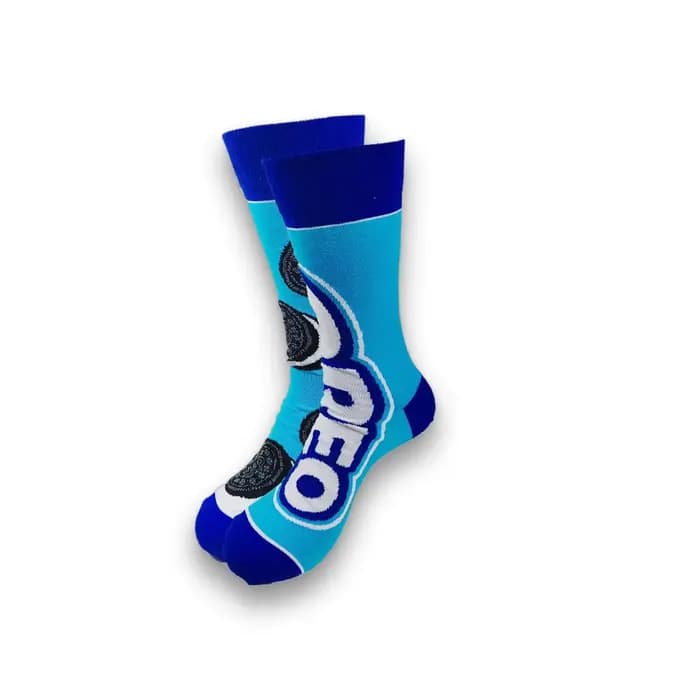 Production avancée de chaussettes pour hommes avec des motifs mignons de conception nouvelle.
