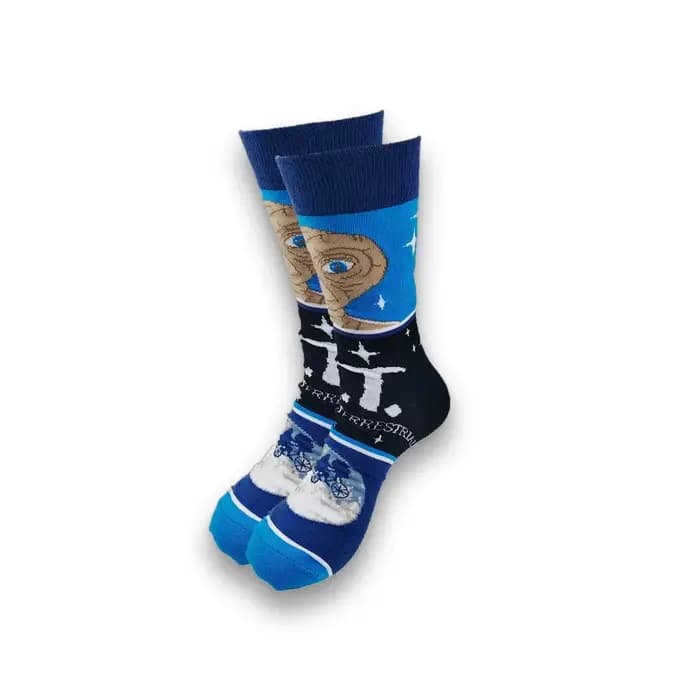 Production avancée de chaussettes pour hommes avec des motifs mignons de conception nouvelle.