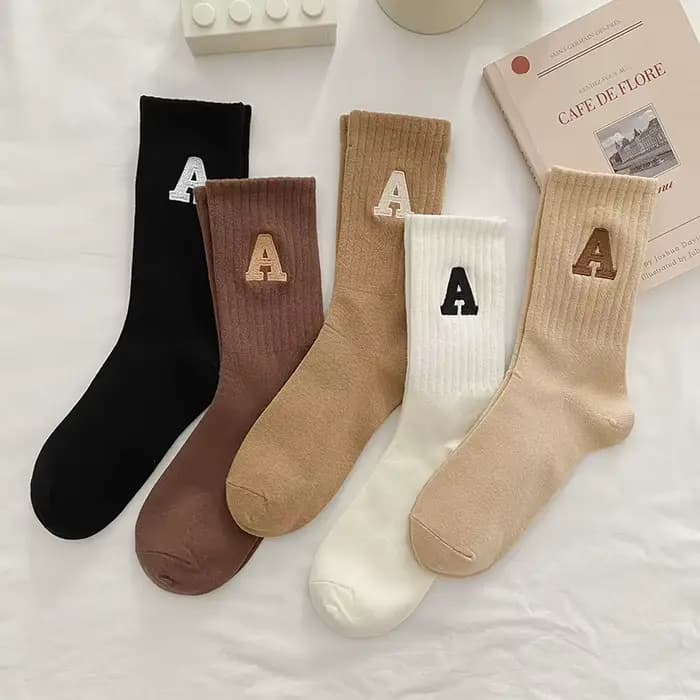 Chaussettes blanches côtelées avec lettres brodées pour femmes