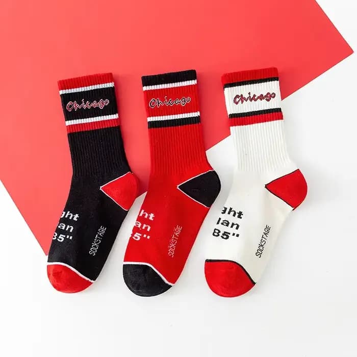 3 paires de chaussettes pour hommes dans un coffret cadeau, à rayures contrastées, parfaitement adaptées aux tenues de sport décontractées et aux tenues de couple tendance.