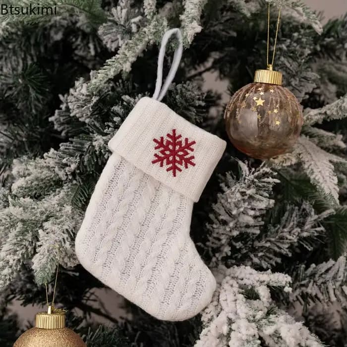 Chaussettes tricotées brodées de lettres de noël
