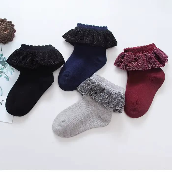 Une paire de chaussettes à volants en dentelle pour filles
