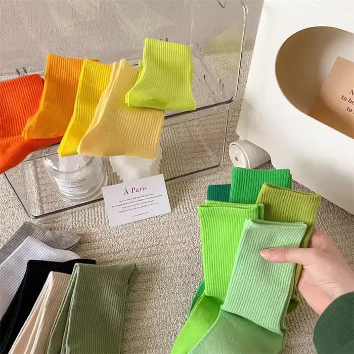 2025 nouvelles femmes hommes coton chaussettes rouge vert bas de noël Sport Absorption de la sueur été automne couleur unie heureux chaussette bonneterie