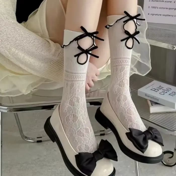 1 paire de chaussettes ajourées style Lolita et JK