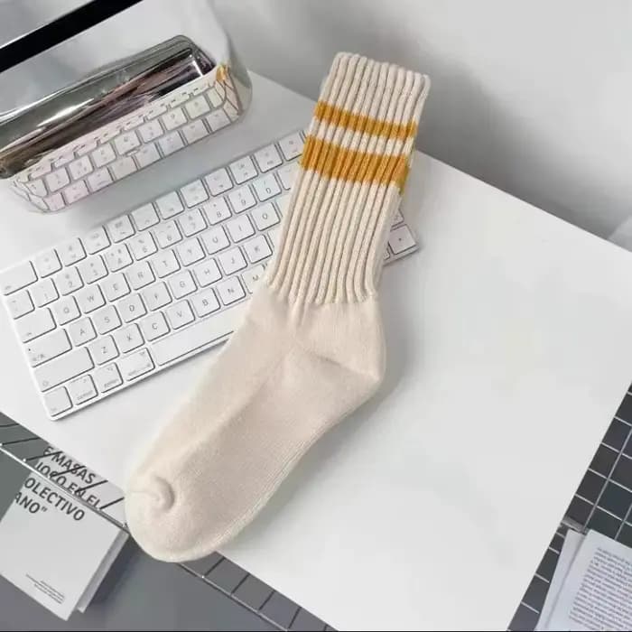 1 paire de chaussettes tricotées à rayures épaisses