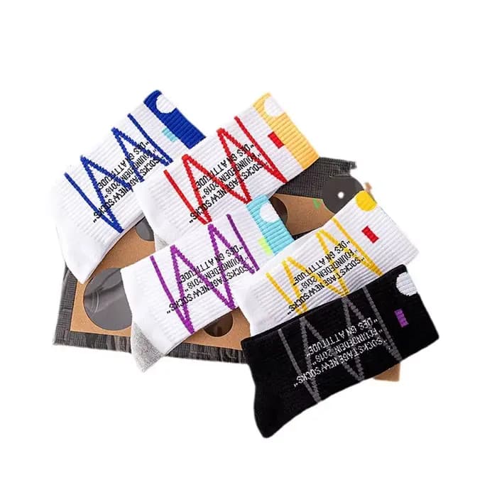 Les chaussettes de sport pour hommes et femmes conviennent au skateboard