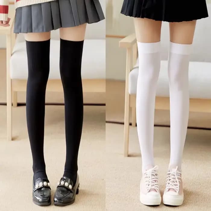 Chaussettes longues noires et blanches de couleur unie