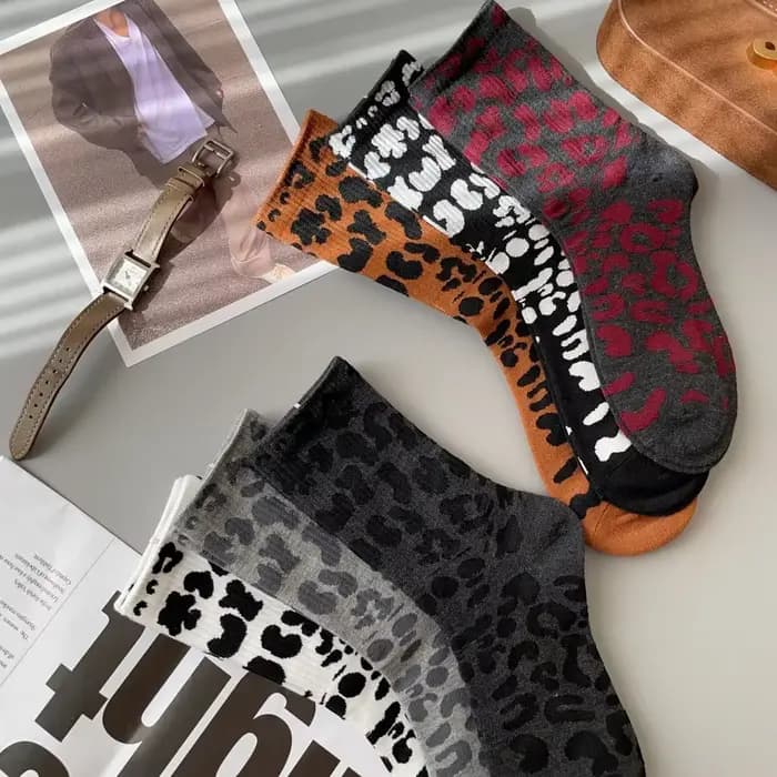 1 paire de chaussettes colorées à imprimé léopard