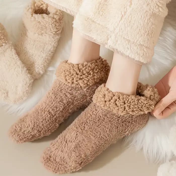 Chaussettes de sol confortables doublées de polaire pour femmes, semelles antidérapantes, intérieur en peluche pour le confort et la chaleur, chaussettes de sol d'hiver sûres