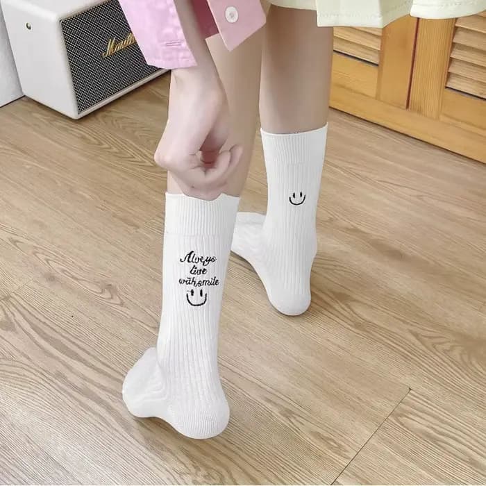 Femmes chaussettes mignonnes coton Kawaii brodé lettre drôle