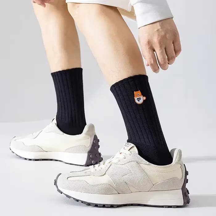 Chaussettes unisexes noires et blanches avec broderie de dessin animé