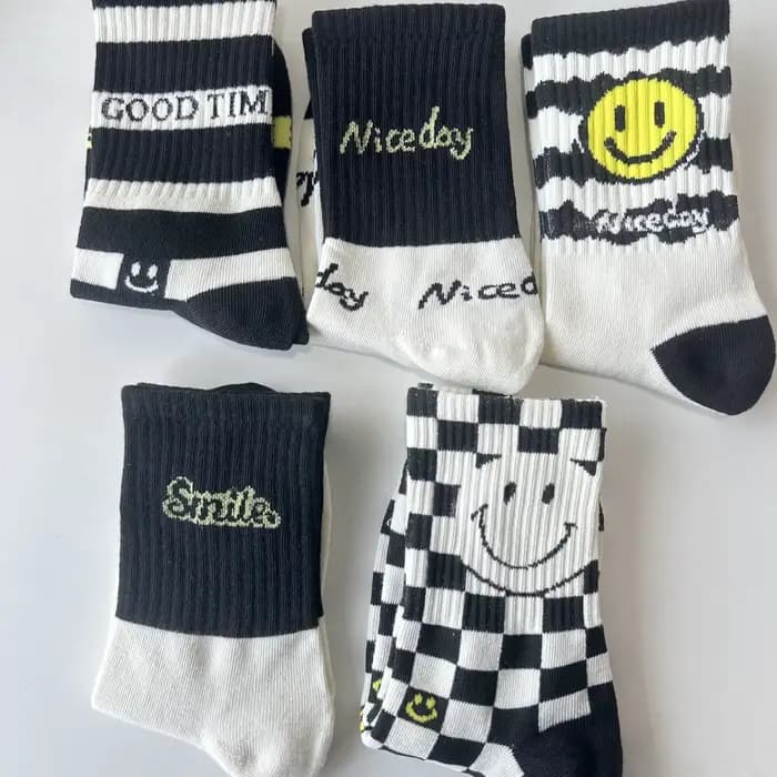 5 paires de chaussettes souriantes noires et blanches pour hommes et femmes