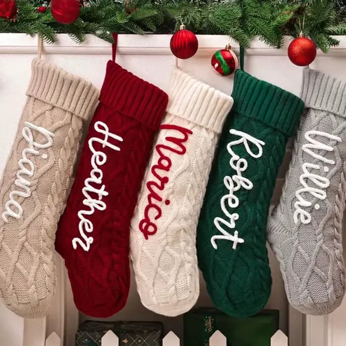 Un bas de Noël vintage personnalisé avec nom brodé et lettres personnalisables, parfait comme cadeau de Noël familial