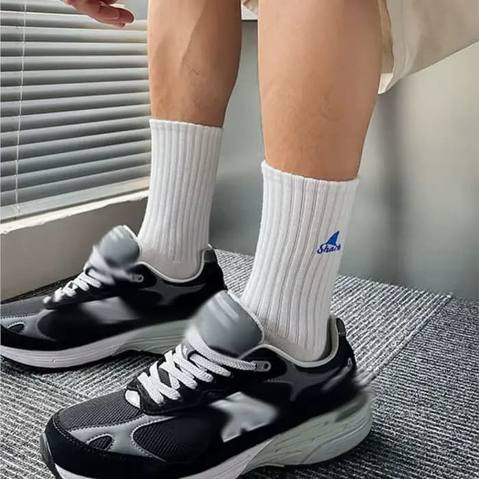 Chaussettes mi-tube en coton respirant pour hommes, chaussettes de sport légères, chaussettes de sport monochromes, chaussettes tendance de la mode, printemps et été